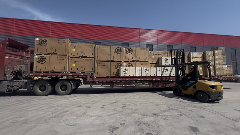 To lastebiler med importerte kvikksølvmotorer har ankommet Lawada® -selskapet!